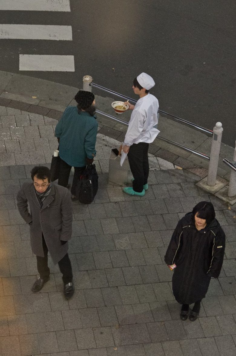【おかもちおもしろ画像】街中でラーメンを食べる飲食店の人（笑）