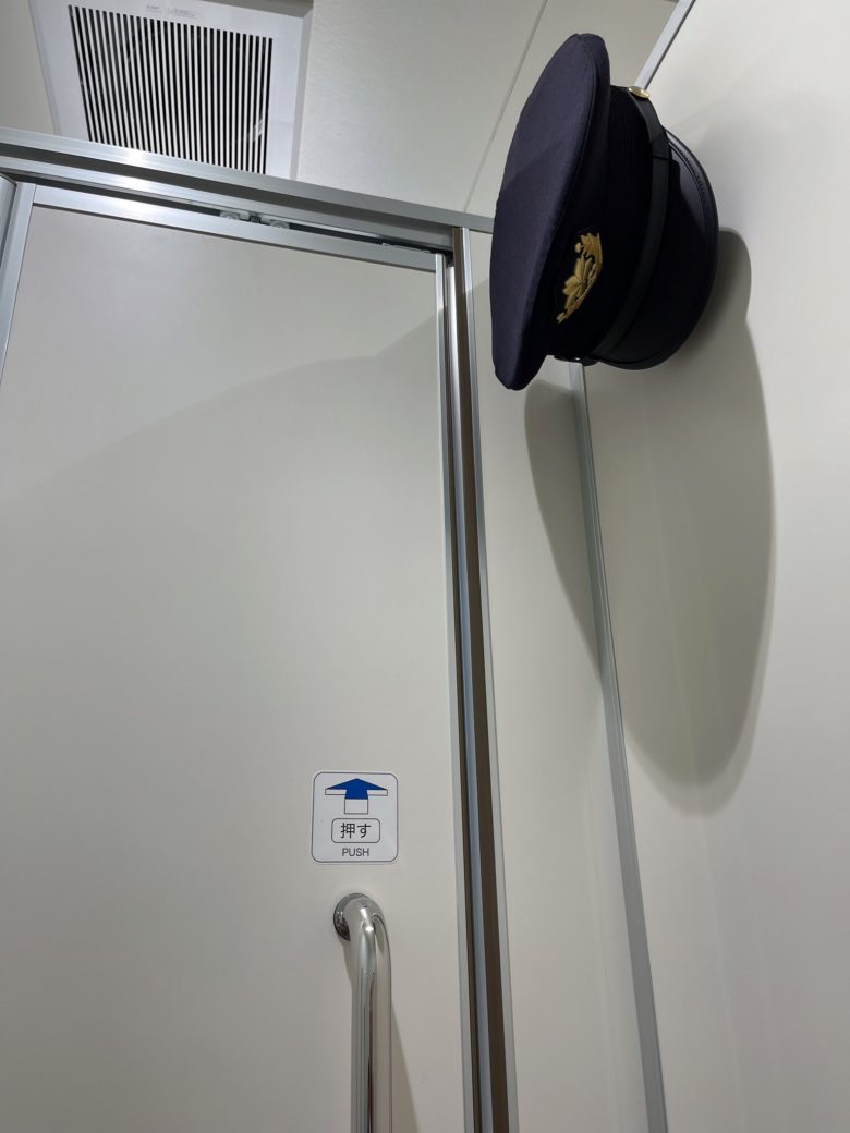 【トイレ忘れ物おもしろ画像】トイレで見つけた、忘れてはいけない帽子