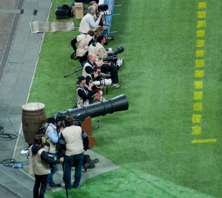 競技場でバズーカ砲のようなカメラを構える人（笑）