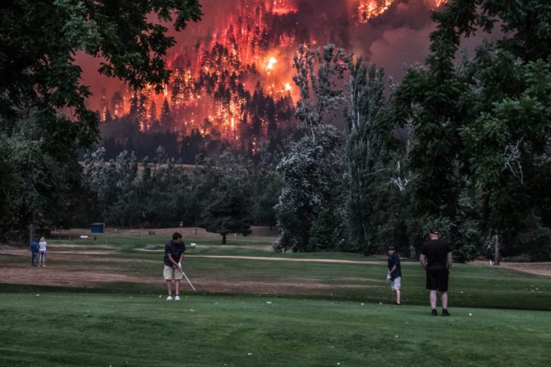【ゴルフ衝撃画像】山火事でも呑気にプレーを続けるゴルファー！
