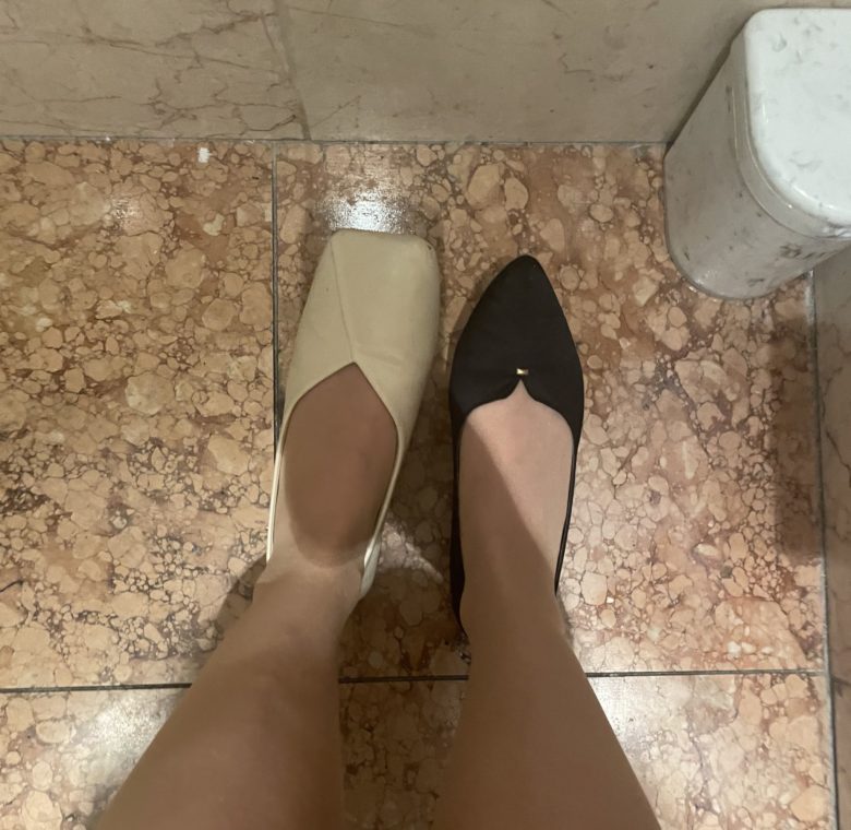 【靴違いおもしろ画像】フレンチレストランのトイレで気付いた左右で異なるパンプス（笑）