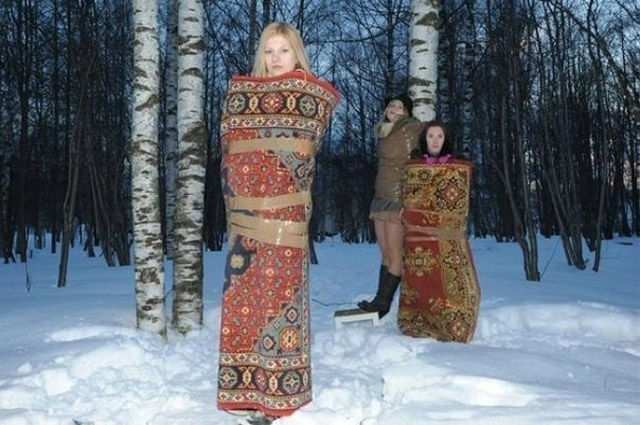 【冬ファッションおもしろ画像】カーペットをぐるぐる巻きな防寒ファッション（笑）