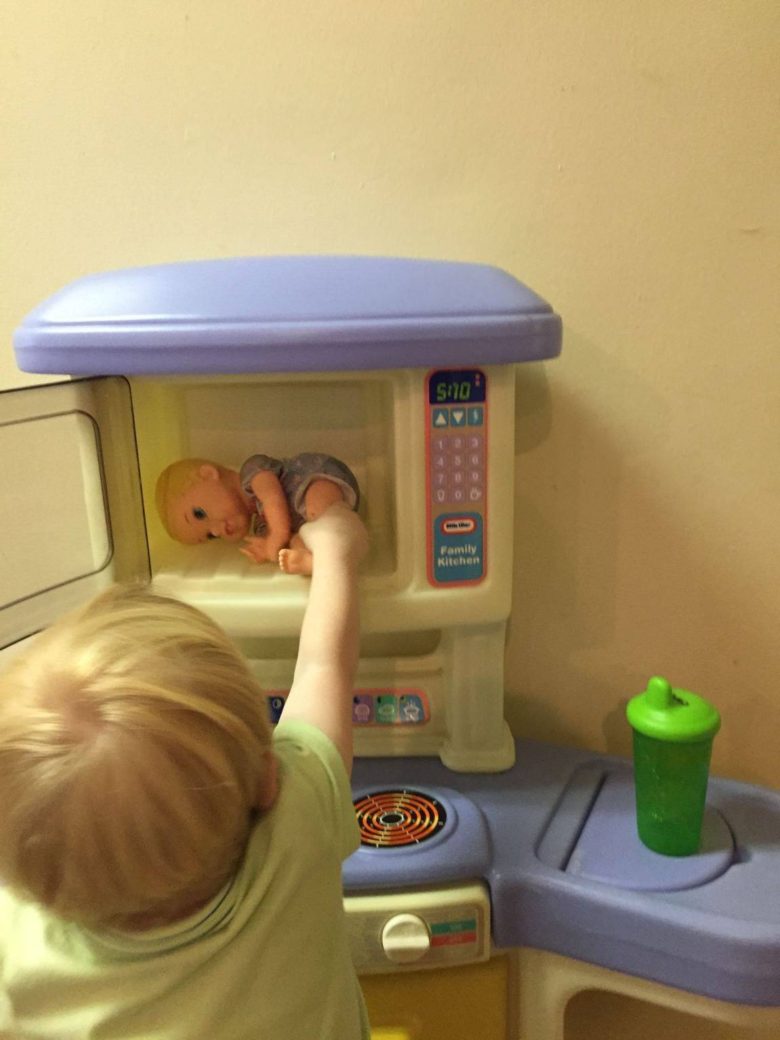 【子どもおもしろ画像】おもちゃの電子レンジに赤ちゃん人形を入れる子ども（笑）