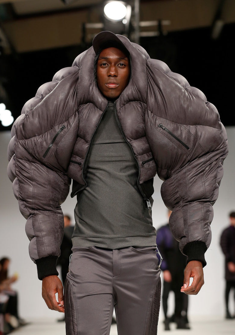 【ファッションショーおもしろ画像】筋肉ムキムキ見えるジャケットのファッション（笑）
