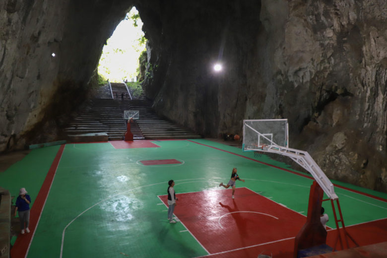 【バスケットコートおもしろ画像】中国の鐘乳洞の中にあるバスケットコート！
