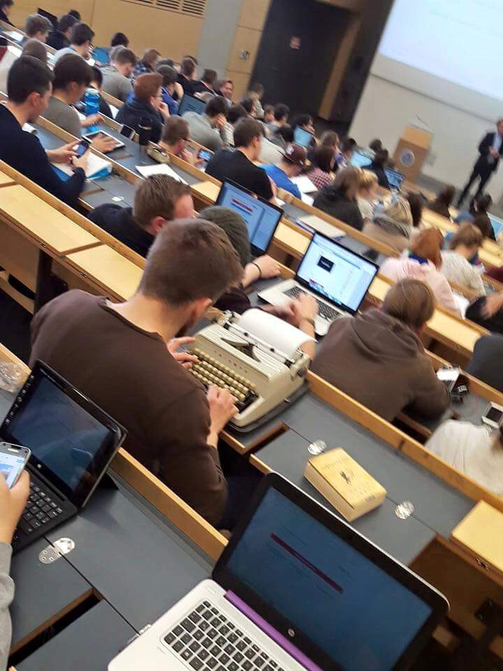 【海外おもしろ画像】大学の授業でPCじゃなくタイプライターを使用する学生（笑）