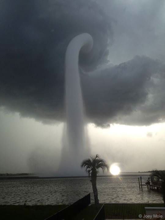 【水上竜巻衝撃画像】2013年フロリダ州タンパ湾近くで撮影された水上竜巻！