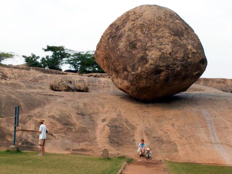 傾斜なのに落ちないインドの巨大岩「クリシュナのバターボール」！